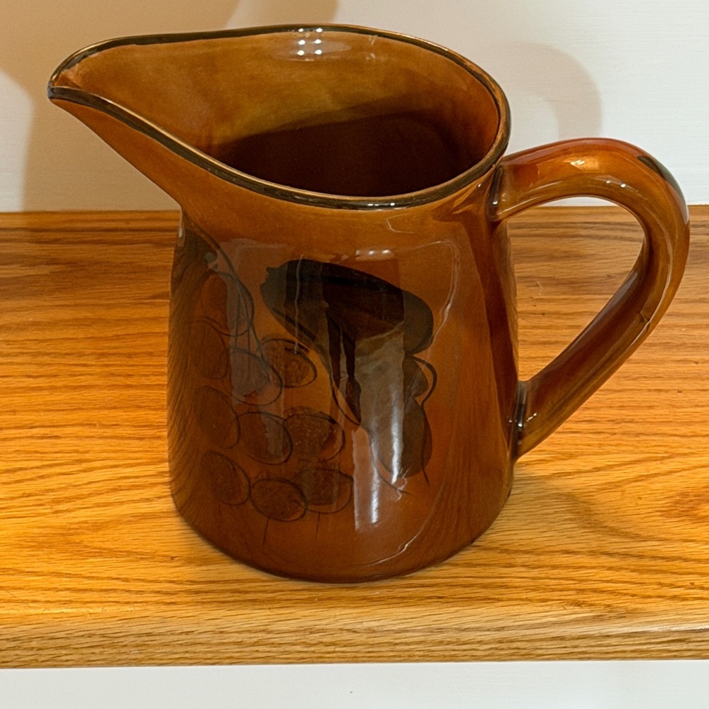 LOS ANGELES POTTERY CERAMIC PITCHER
ROUNDED HANDLE BROWN HIGH GLAZE
HAND PAINTED